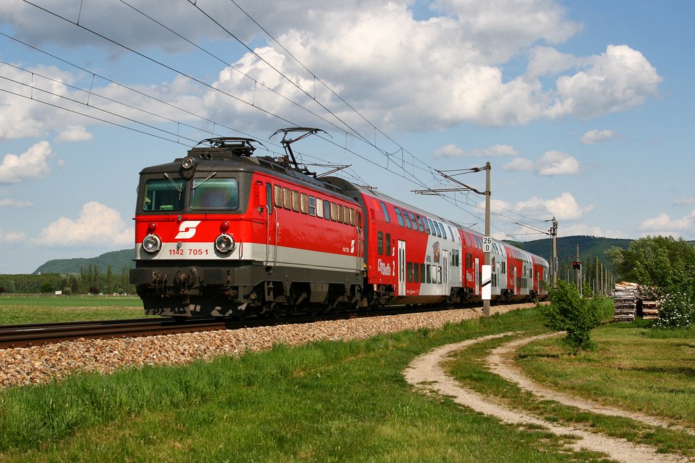 2.5.08 Regionalverkehr mit Altbauloks. Fr die Baureihe 1x42 ist die Franz Josefs Bahn noch berhmt, es ist nur noch eine Frage der Zeit bis die 1116er den berwiegenden Anteil zwischen Wien FJB und Gmnd (Jeske Velenice) bernehmen. Im Gegenteil dazu sind die Kremser und Sigmundsherberger Zge noch  unberhrt . Hier fhrt die 1142 705 mit dem REX 2160 von Wien FJB nach Sigmundsherberg, bei Muckendorf Wipfing.