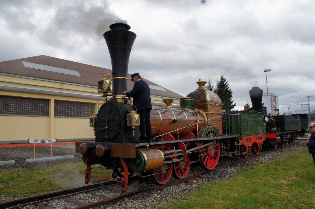 25.09.2010. Die limmat wird in Biel von ihrem Lokfhrer fr den Einsatz fein gemacht.