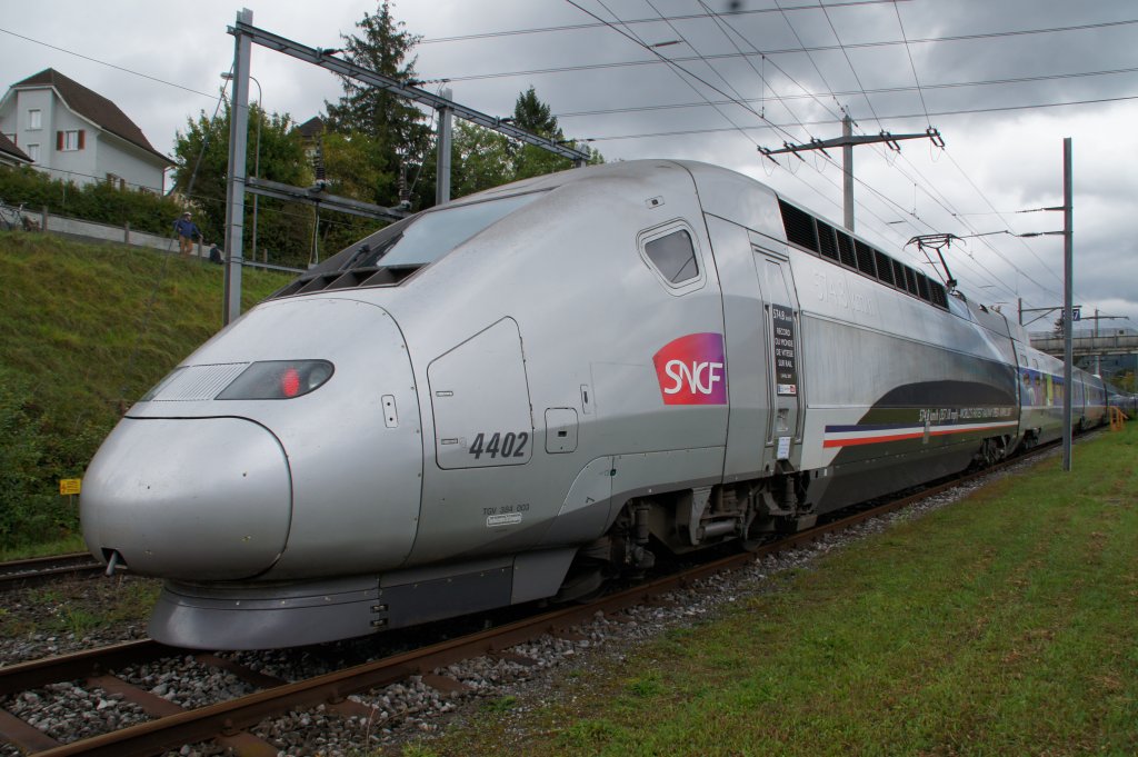 25.09.2010. TGV Weltrekordtriebkopf 4402 eines der begehrtesten Fotomotive im Depot Biel.