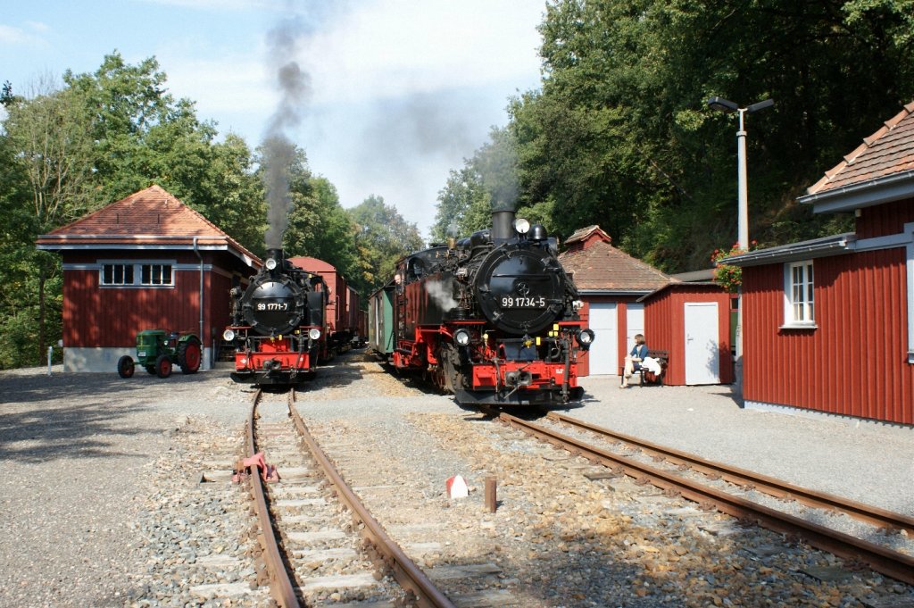 25.09.2011, P 5004 mit 99 1734-5 berholt in Seifersdorf den GmP gezogen von 99 1771-7. Die gesamte Anlage in Seifersdorf steht unter Denkmalschutz.