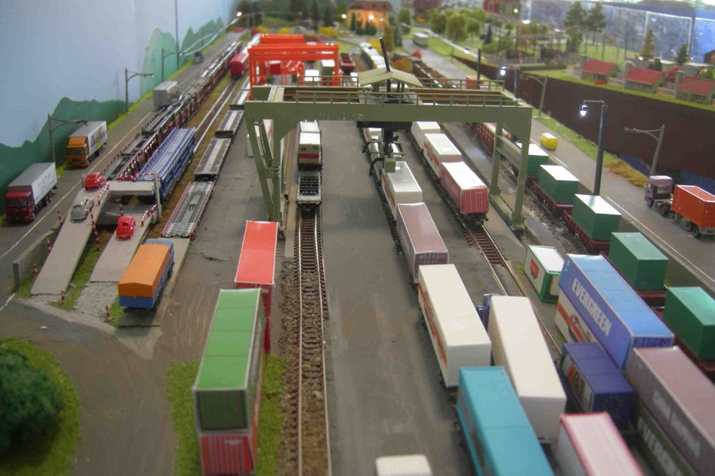 250cm langes Module aus drei Segmenten als Containerterninal bei den St. Augustiner Modellbahnern als Teil eines Industriekomplexes von 300x250 cm.