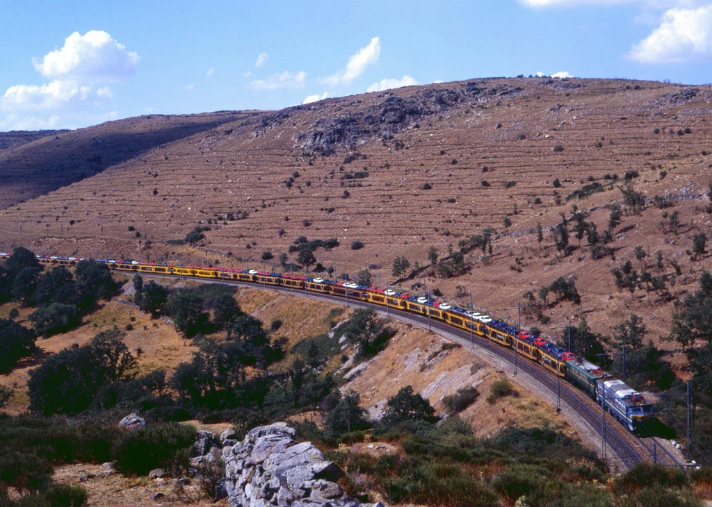 251 020 mit einer unbekannten 269 im Schlepp befhrt die Rampe bei La Canada, 07.09.1991.