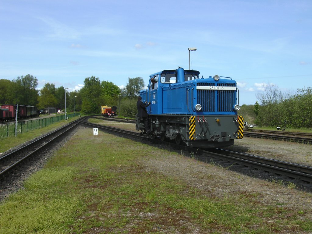 251 901 ist am 26.Mai 2010 in Putbus unterwegs.