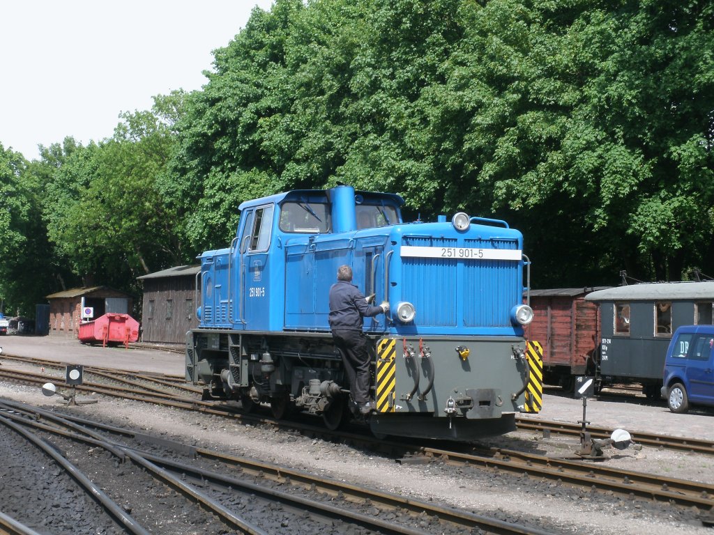 251 901 ist am 26.Mai 2011 in Putbus unterwegs.