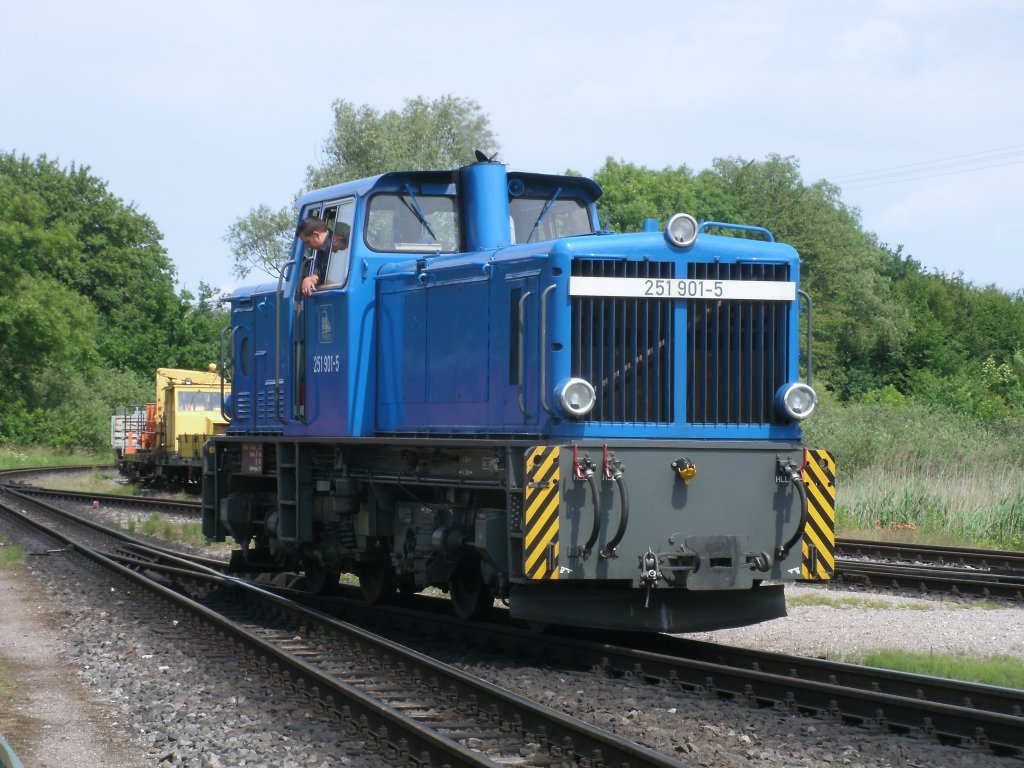 251 901 im Einfahrbereich von Putbus am 21.Juni 2011.