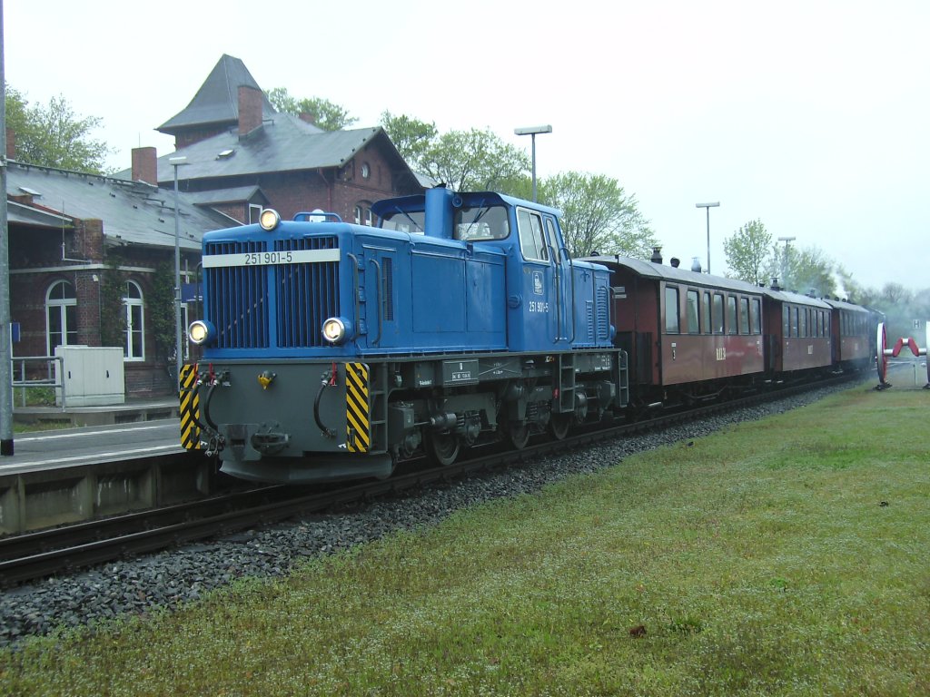 251 901 fuhr am 15.Mai 2010 mit drei Traditionswagen und Mh 52 am Schlu wieder auf ihrer Stammstrecke zwischen Putbus und Lauterbach Mole.Hier stand der Zug vor der Abfahrt in Putbus.