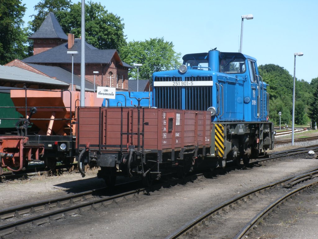 251 901 stand mit einem Ow an der Lokbergabestelle,am 20.Juli 2013,in Putbus.