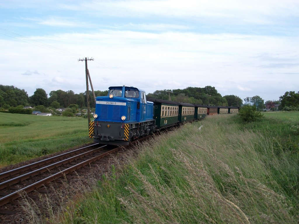 251 901 unterwegs zwischen Lauterbach und Putbus mit dem letzten Zug des Tages von Lauterbach Mole,ab Putbus bernahm 99 1784 den letzten Zug nach Ghren.