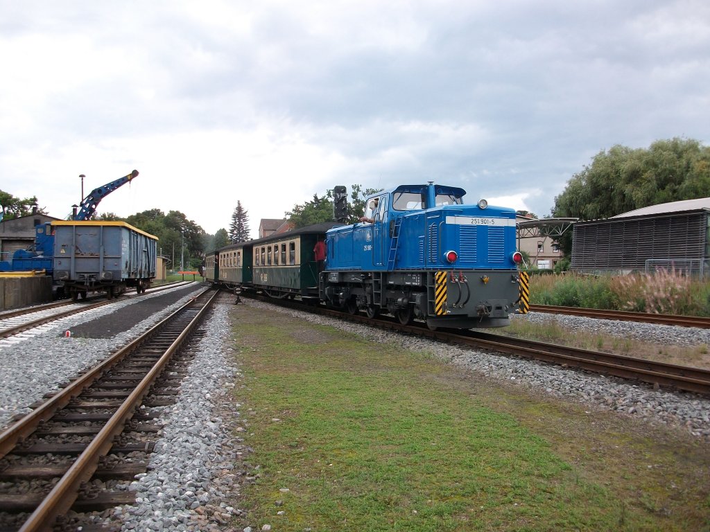 251 901 verlie am 17.August 2010 zusammen mit 99 1784 den Bahnhof Putbus in Richtung Lauterbach Mole.In 12min kammen beide Loks wieder von Lauterbach Mole zurck.