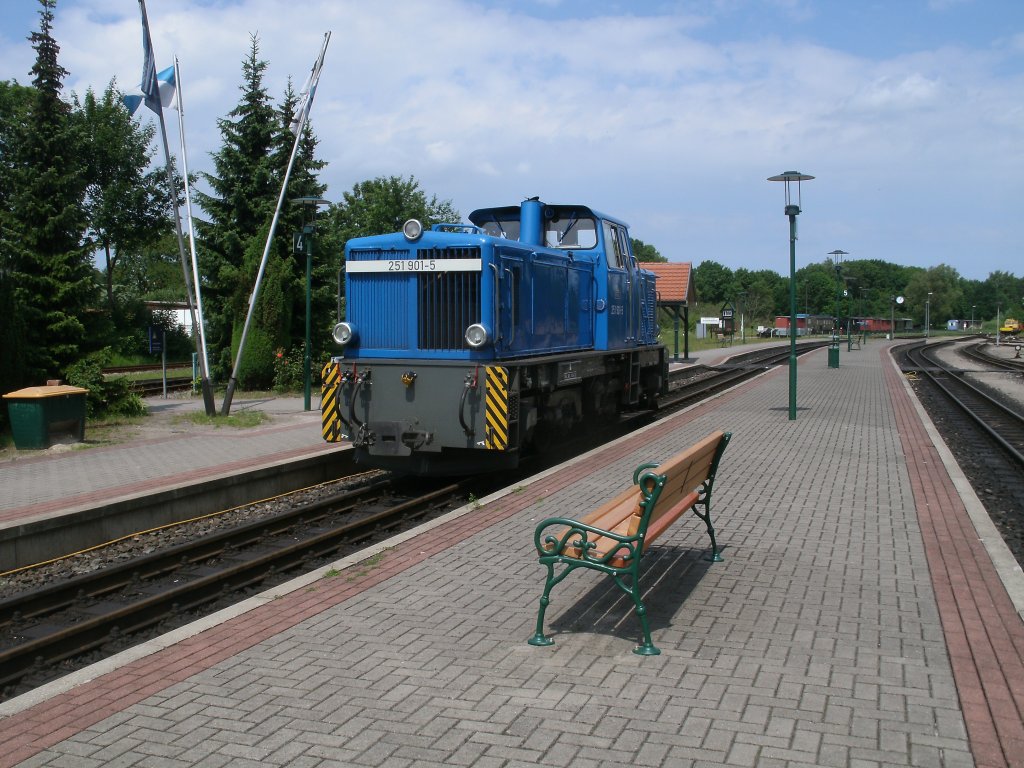 251 901 wartete auf dem ungewohnt,menschenleeren Bahnhof Putbus,am 21.Juni 2011,auf die Einfahrt von P 104 aus Ghren. 