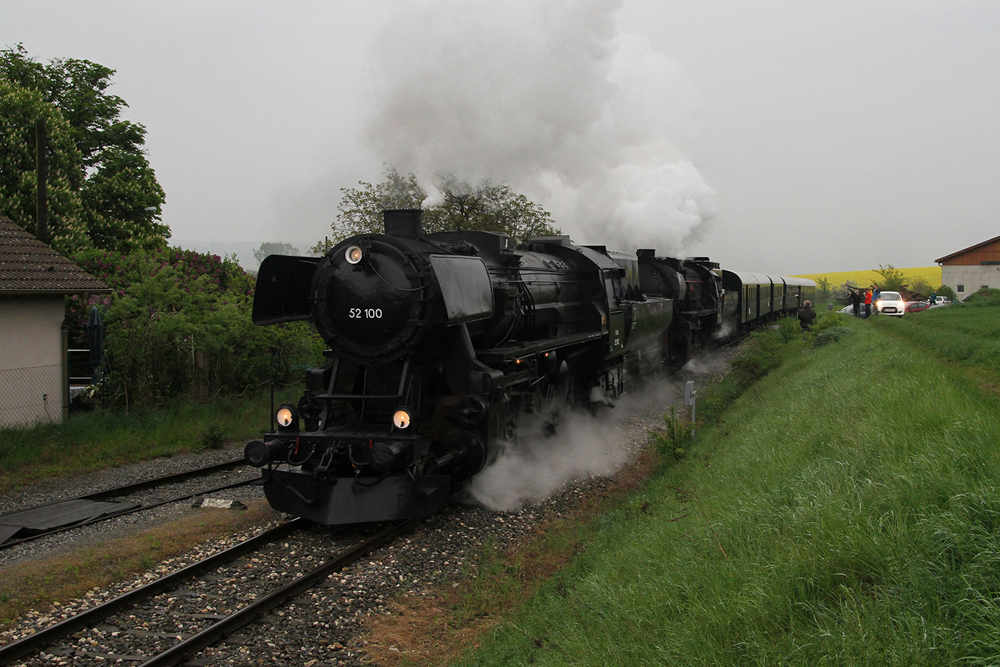 2.5.10 Zum 3. Mal schon fand das Oltimertreffen in Ernstbrunn statt. Zu diesem Anlass fuhren einige Sonderzge zwischen Wien/Korneuburg und Ernstbrunn. In Wetzleinsdorf fuhren uns die 52.100 und 52.4984 mit dem REX 16170 von Korneuburg nach Ernstbrunn (ganz zuflligerweise) wieder vor die Linse... *gg*