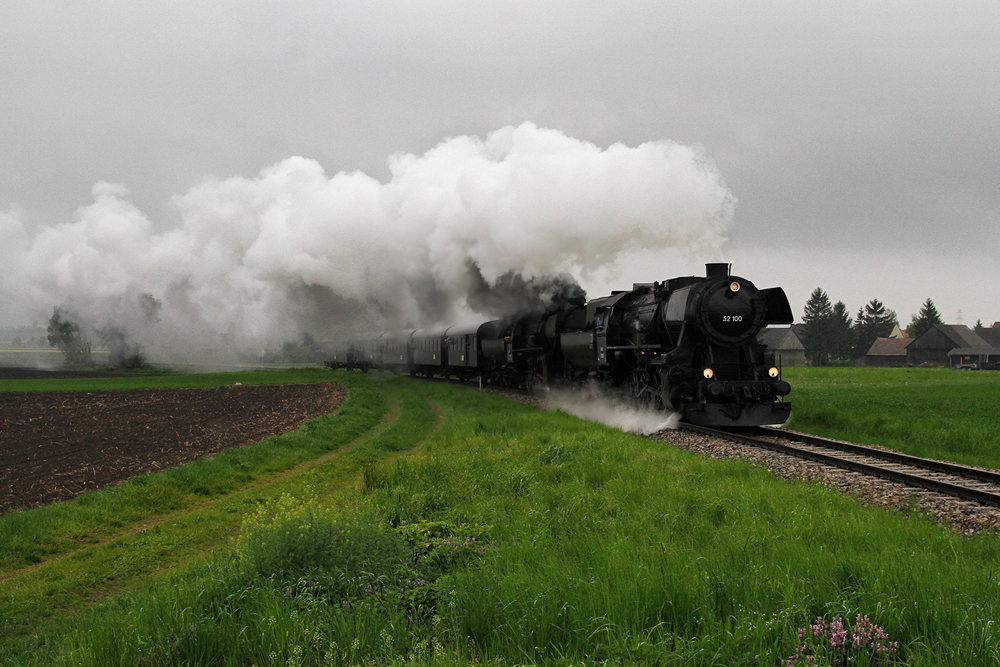 2.5.10 Zum 3. Mal schon fand das Oltimertreffen in Ernstbrunn statt. Zu diesem Anlass fuhren einige Sonderzge zwischen Wien/Korneuburg und Ernstbrunn. Fr den REX 16170 von Korneuburg nach Ernstbrunn waren die 52.100 (welche an diesem Tag ihre Jungfernfahrt hatte) und 52.4984, bei Harmannsdorf.