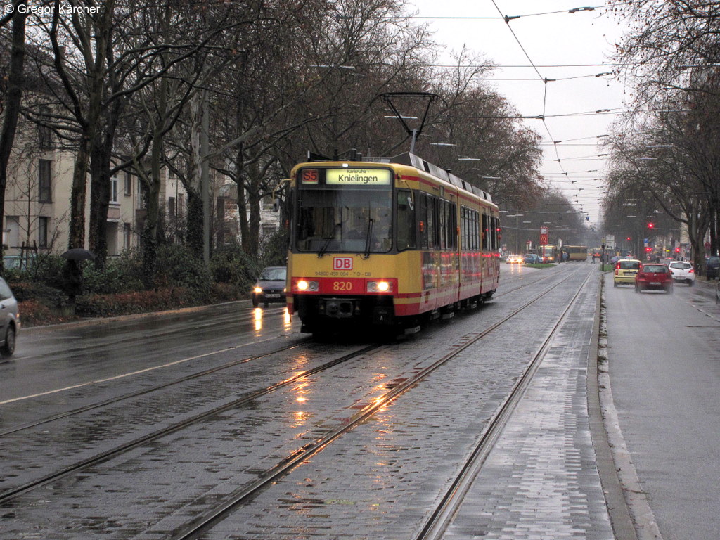 25.11.2010: TW 820 mit DB-Logo als S5 nach Knielingen-Rheinbergstrae. Hier erreicht er bei strmendem Regen die Station Hndelstrae.