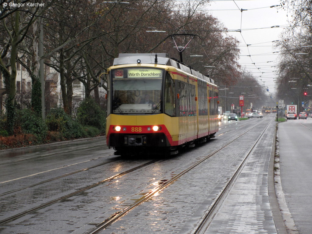25.11.2010: TW 888 als S5 nach Wrth Badepark erreicht Karlsruhe-Hndelstrae. Aufgenommen bei strmendem Regen.