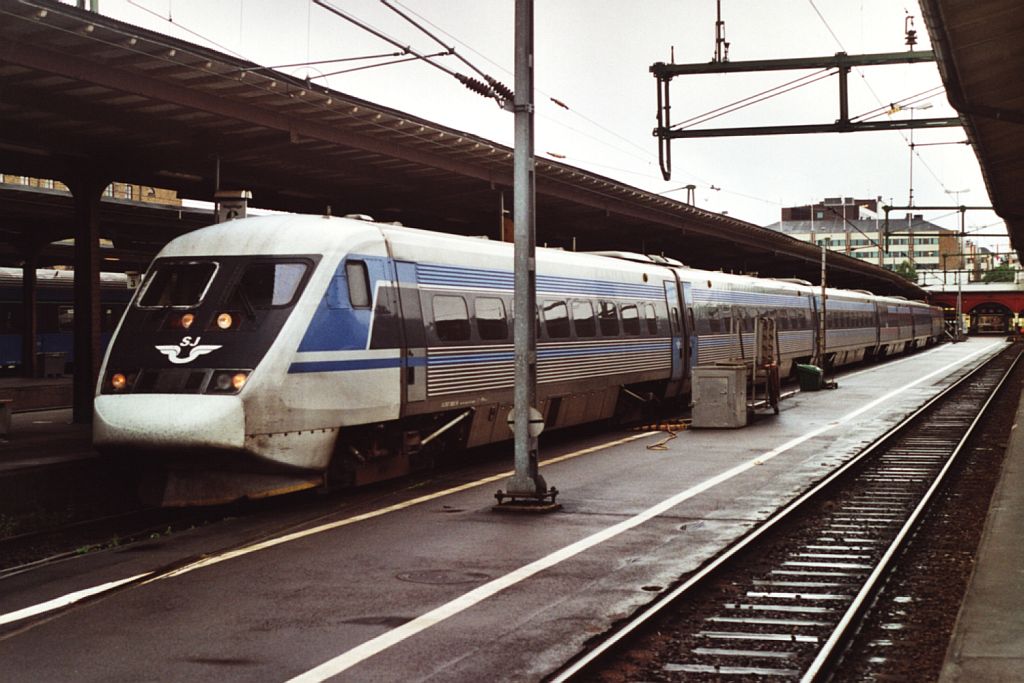 2517 U2BX, 2710 UB2F, 2807 UB2F, 2613 URB2, 2754 UA2GK, 2819 UA2G, 2007 X2 mit X2000 Malm-Gteborg auf Bahnhof Gteborg Central am 17-7-2000.  Bild und scan: Date Jan de Vries.