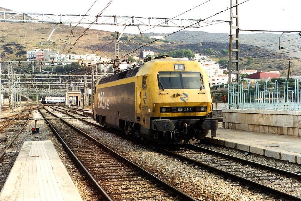 252 029-4 hat am 16.09.2000 den Eurocity Catalan-Talgo Barcelona-Montpellier (der in seinen besten Zeiten mal bis Genf fuhr)nach Port Bou gebracht.Nach dem abspannen wird eine Diesellok den Zug durch die im Hintergrung sichtbare Umspuranlage drcken,wo er von einer franzsichen E-Lok weiterbefrdert wird.
Scan vom Bild