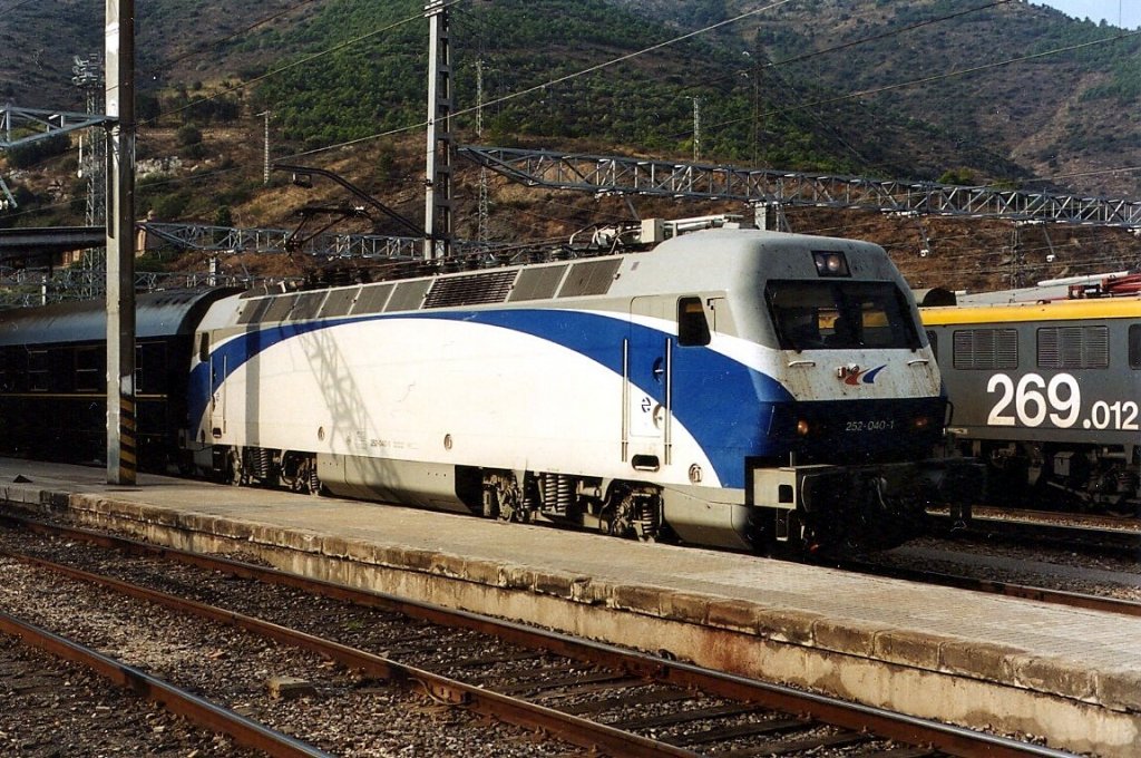 252 040-1 mit dem Nachtzug Madrid-Cerbere am 16.09.2000 in Port Bou.
Scan vom Bild