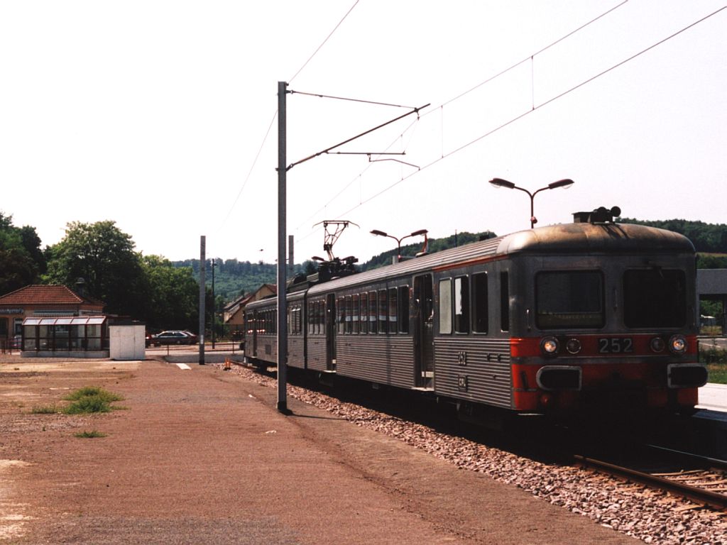 252 mit RB 6171 Volmerange-les-Mines-Bettembourg auf Bahnhof Volmerange-les-Mines Station (La France) am 24-7-2004. . Bild und scan: Date Jan de Vries.

