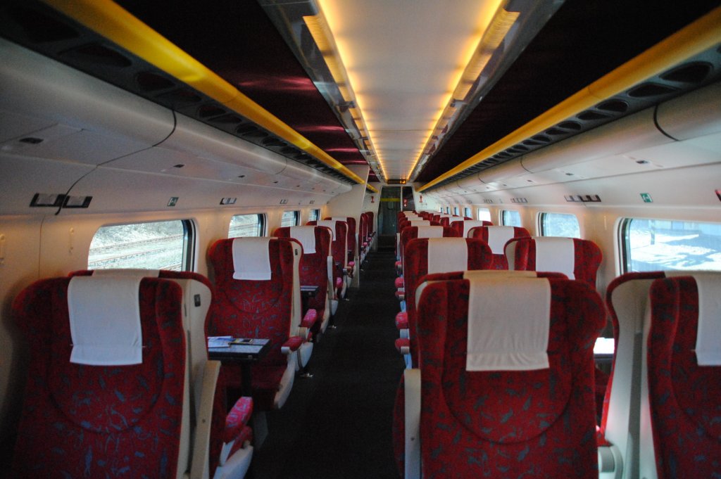 25.2.2012 11:55 1. Klasse Abteil (Wagen 2) im wartenten SuperCity (SC) in Frantikovy Lzně.