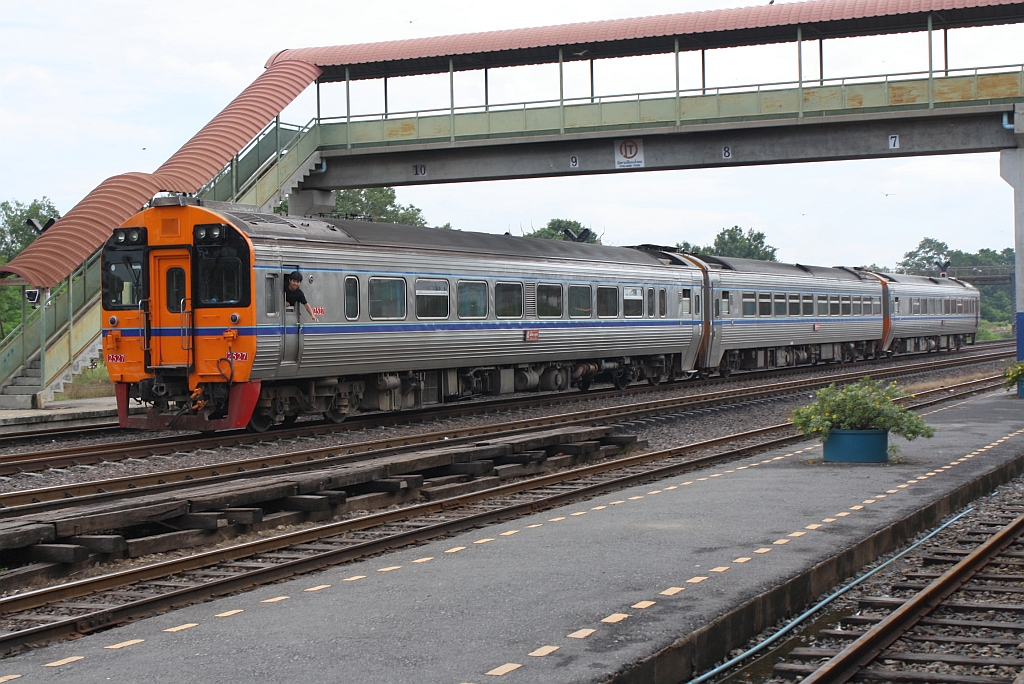 2527 als SP-EXP-DRC 10 (Chiang Mai - Bangkok) mit dreist�ndiger Versp�tung am 22.August 2010 im Bf. Ban Phachi.