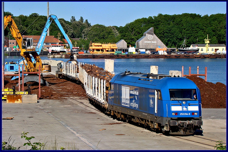 253 014-9 beim  Holz fassen  im Sdhafen von Stralsund.  am 04.06.10
