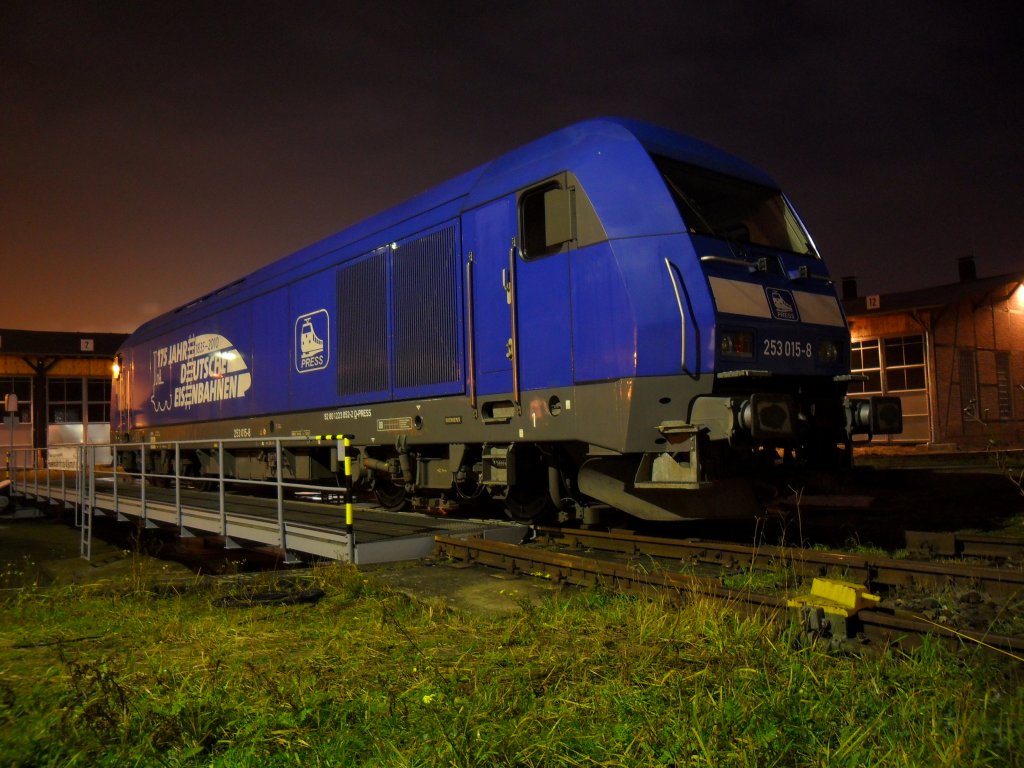 253 015 hlt ihre Nachtruhe bei uns auf der Drehscheibe(Eisenbahnfreunde Wismar e.V) ab am 20.11.2010