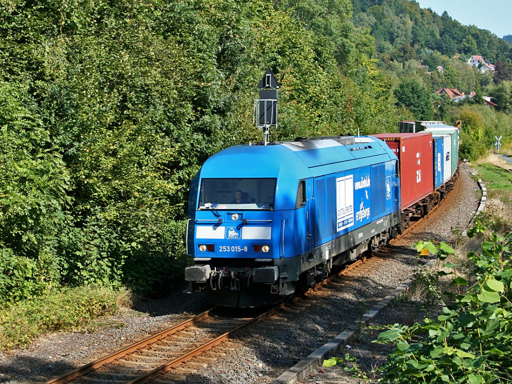 253 015 der Press mit Containerzug zwischen Sonneberg-Ost und Sonneberg Hbf am 08.09.2009