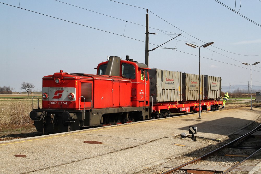 25.3.10 Der Fahrverschub zwischen Moosbierbaum und den Bahnhfen Judenau Sieghardskirchen und Michelhausen ist zwar leider nur mehr das einzige Bettigungsfeld auf dieser Strecke, das eingesetzte Triebfahrzeug ist aber eine kleine Reportage wert. 2067 077 beim Verschub im Bahnhof Judenau Sieghardskirchen.