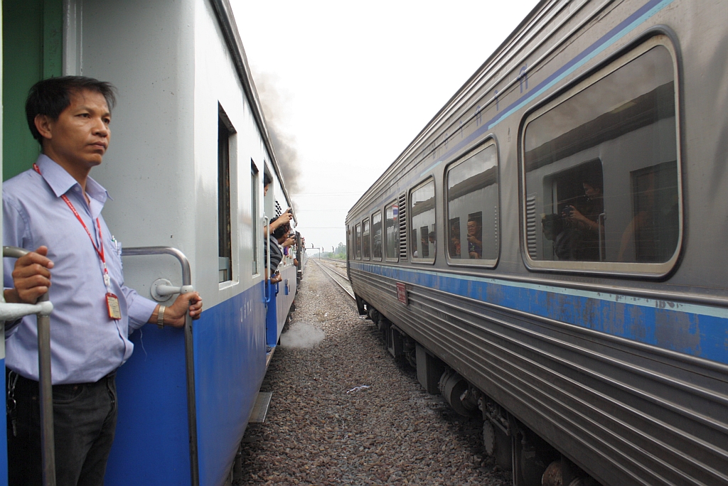 2532 berholt als SP EXP DRC 9 nach Chiang Mai am 26.Mrz 2010 im Bf. Bang Pa In den ausfahrenden Sonderzug 901.