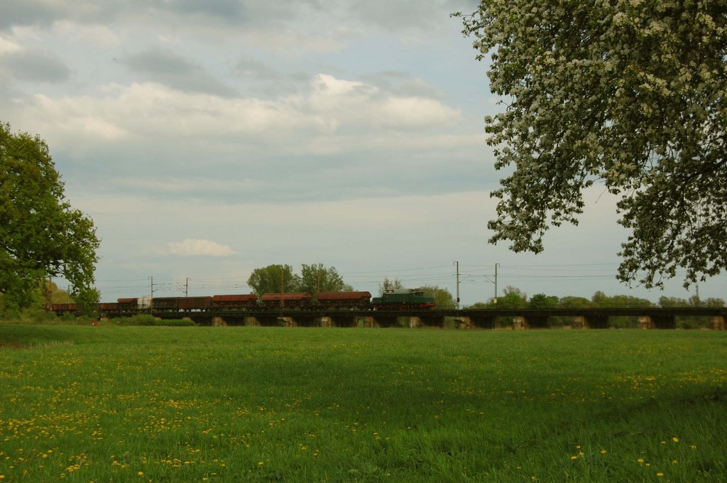 254 052 am 01.05.2010 mit Gterzug auf der Ehlebrcke bei Biederitz