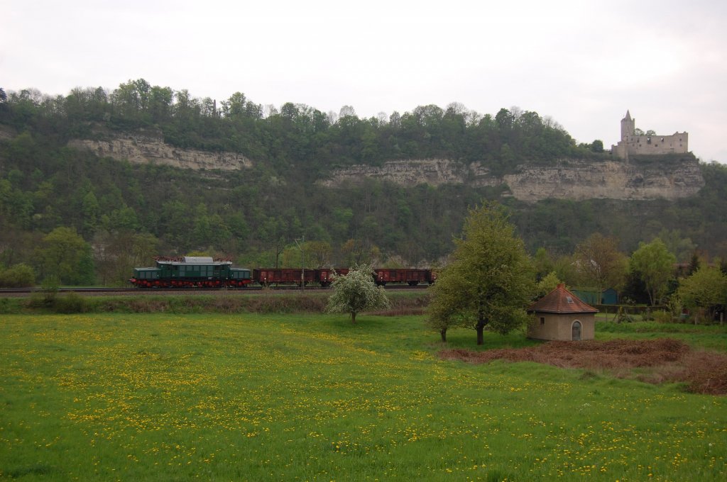 254 052 am 02.05.2010 mit Gterzug bei Saaleck mit Rudelsburg im Hintergrund