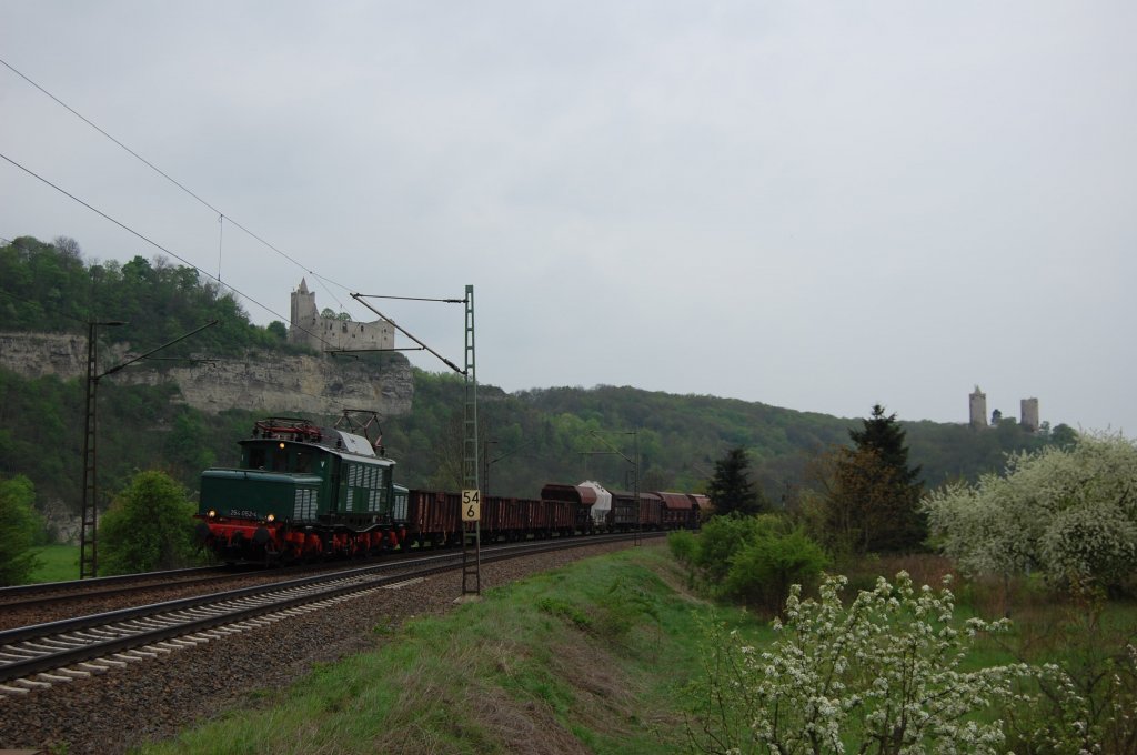 254 052 am 02.05.2010 mit Gterzug bei Saaleck mit Blick auf die Rudelsburg und Burg Saaleck