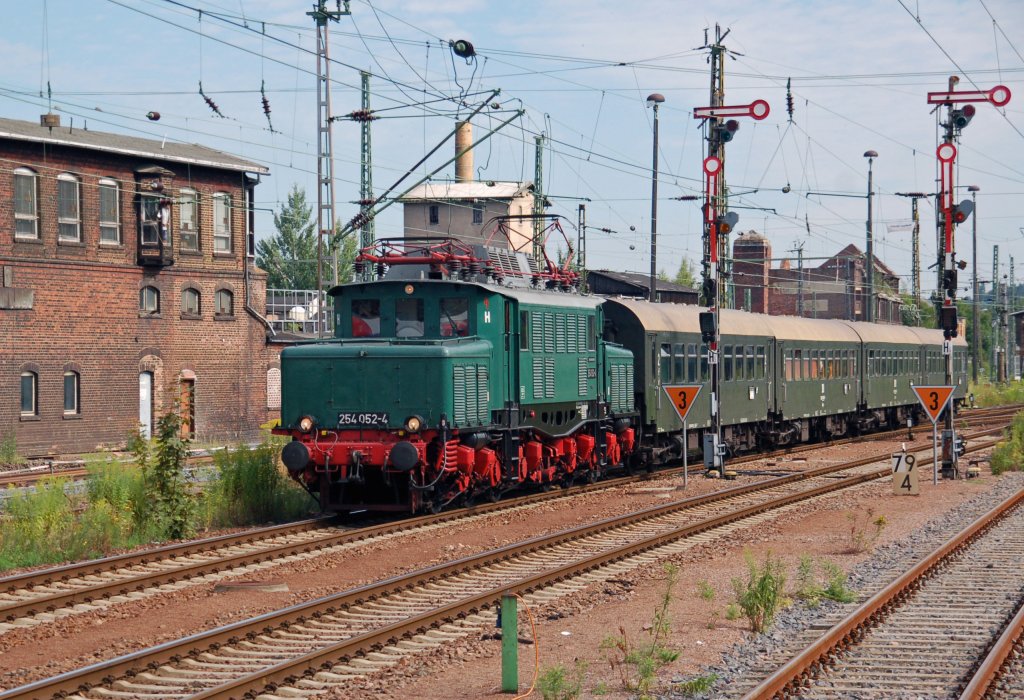 254 052 erreicht mit dem Sonderzug nach Lbbenau, welcher am 31.07.10 fuhr, den Chemnitzer Hbf. Sie hat den Zug aus dem SEM Hilbersdorf geholt.