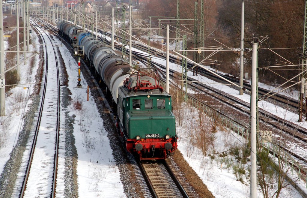 254 052 der LEG zieht am 30.01.10 einen Kesselwagenzug aus Richtung Bitterfeld kommend durch Holzweissig nach Guben. Die LOk kam ca. 1 Stunde vorher Lz aus Delitzsch gefahren.