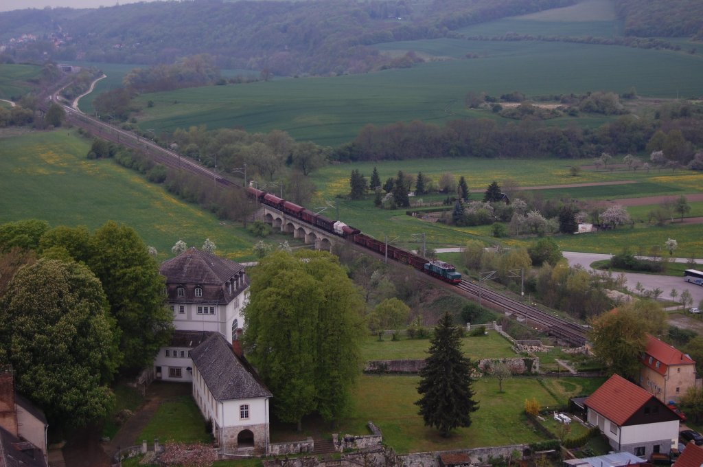 254 052 mit Gterzug am 02.05.2010 bei Saaleck. Bild entstand von der Burg Saaleck aus.