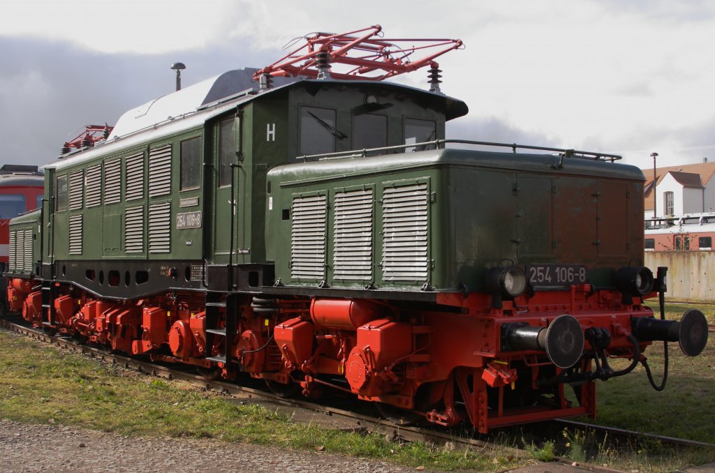 254 106 (ex E 94) am 08.10.2011 ausgestellt zum Eisenbahnfest auf dem Museumsgelnde des ehemaligen Bw Weimar.