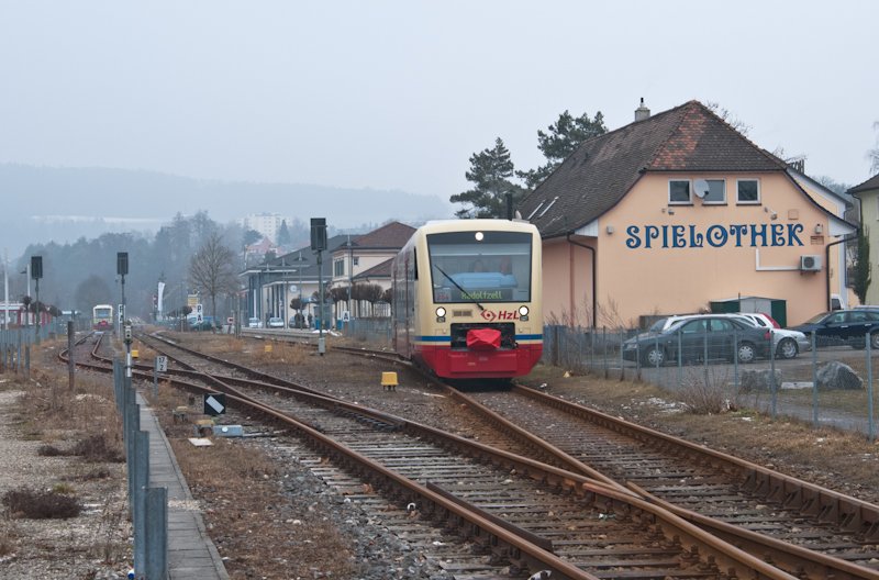 254 als HzL85932 (Stockach - Radolfzell) am 24. Januar 2010 bei der Ausfahrt Stockach.