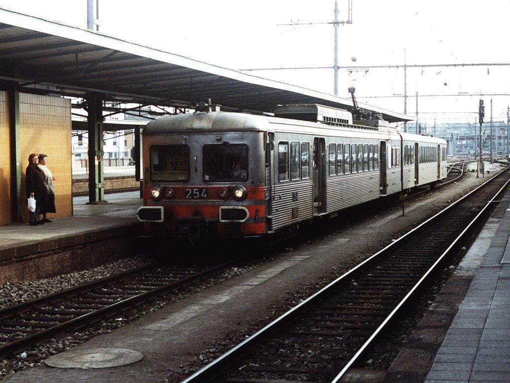 254 auf Bahnhof Luxembourg am 8-4-2000. Bild und scan: Date Jan de Vries.