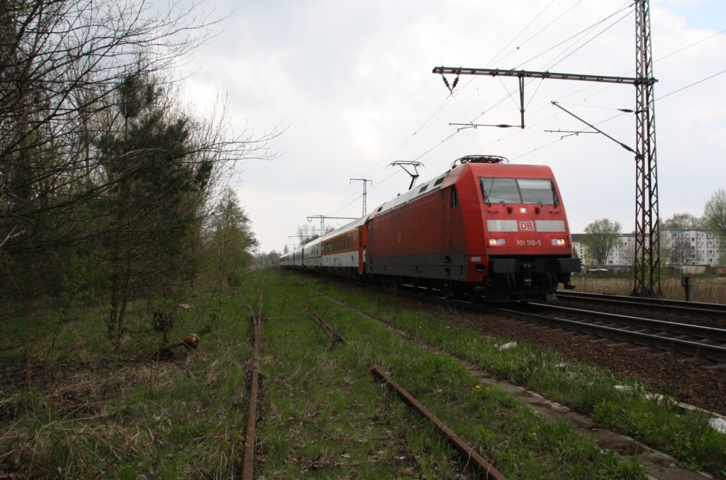 25.4.2012 Bernau bei Berlin. EC 178 mit 101 110 verlsst den Bf. Links abzweigend gings zum Anschluss des VEB Kohlehandel. Alle Anschlugleise stillgelegt.