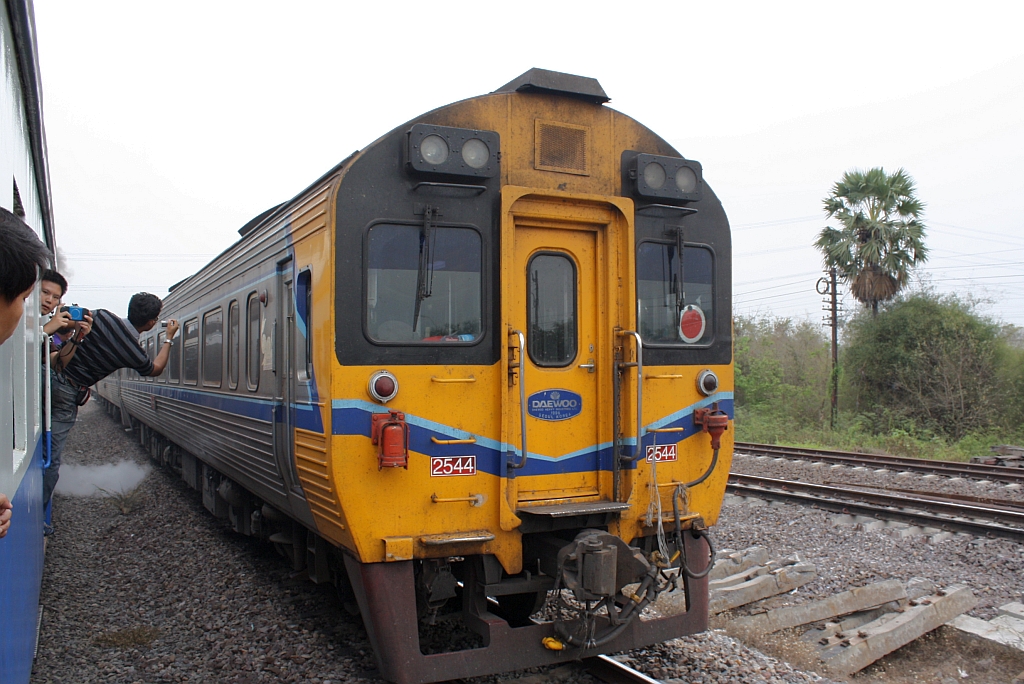 2544 berholt als SP EXP DRC 9 nach Chiang Mai am 26.Mrz 2010 im Bf. Bang Pa In den ausfahrenden Sonderzug 901.