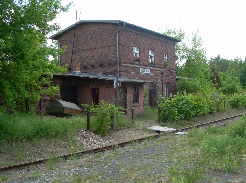 25.5.2008 Empfangsgebude Schildow des hoffentlich bald wieder fr den PNV in Betrieb gehenden Teil der Heidekrautbahn (Wilhelmsruh - Schnwalde). Zum Glck wurde das Gebude verkauft oder vermietet und entging dadurch dem Vandalismus.