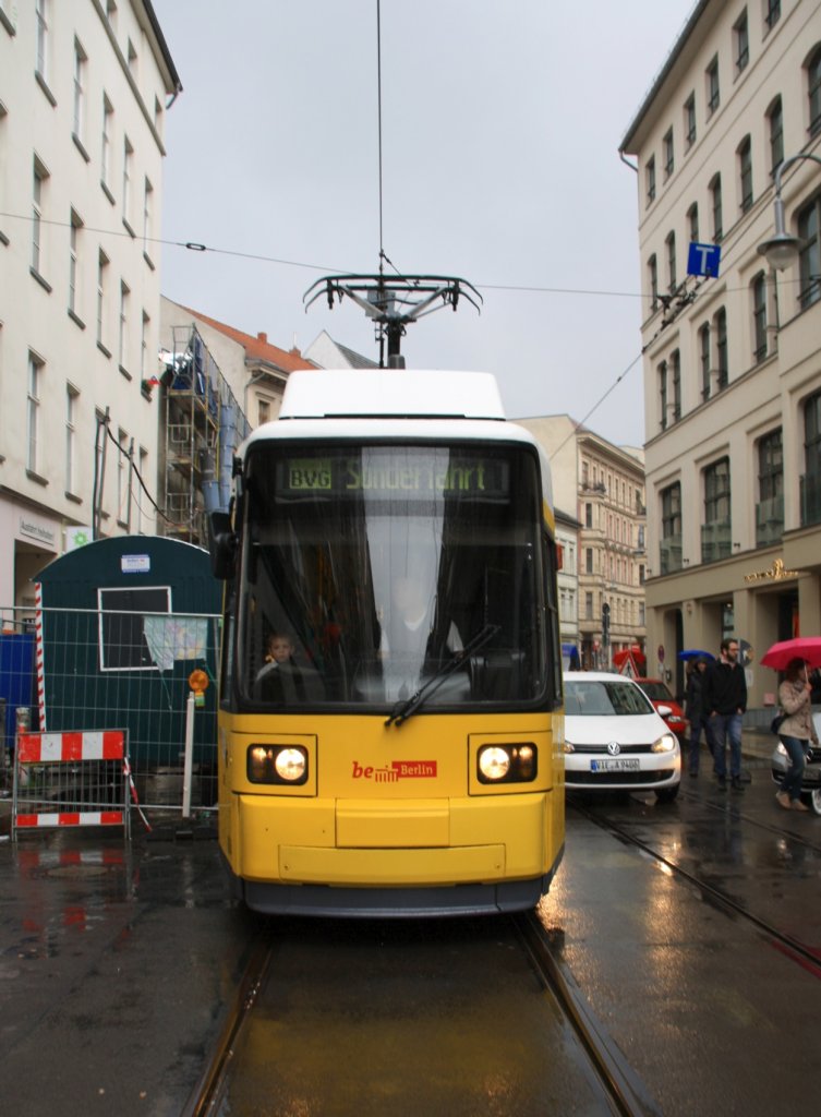 25.5.2013 Berlin, Neue Schnhauser Str. - BVG Sonderfahrt auf planmig nicht befahrener Strecke. Der Fotograf durfte den Tfzf einweisen, da Baustellen und Pkw bedenklich nah ins Lichtraumprofil ragten. 