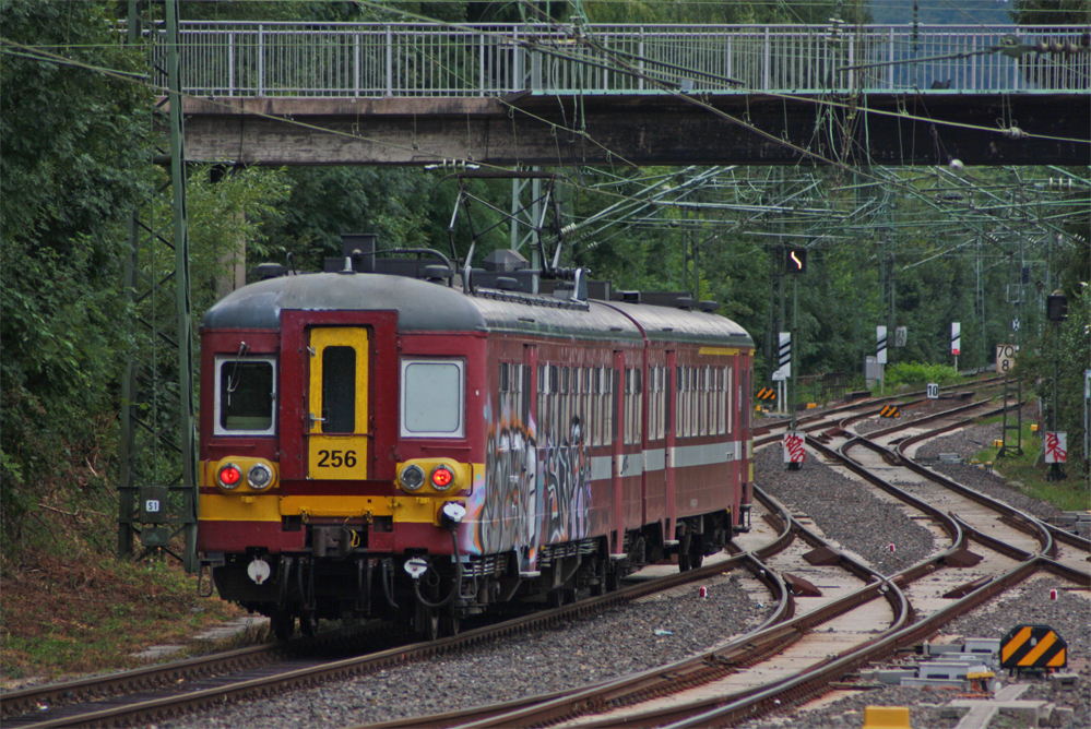 256 der SNCB als RE5035 nach Lige-Guillemins bei der Aufahrt in Aachen Hbf, 2.8.10