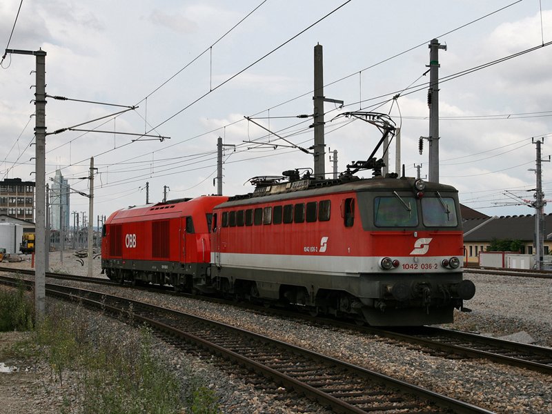 25.6.09 Im Sommer diesen Jahres war, wie schon bekannt, das Stellwerk Wien S��enbrunn ausgefallen, demnach mussten alle Z�ge von der Nord-/Laaer Ost- und Nordwestbahn �ber die Schnellbahnstammstrecke umgeleitet werden. Auch Lokz�ge waren mehr oder weniger an der Tagesordnung, doch dieses Gespann ist doch eine kleine Besonderheit, n�mlich ein 036er Paar. 1042 036 zusammen mit der 2016 036 als Lz richtung Wien Meidling.