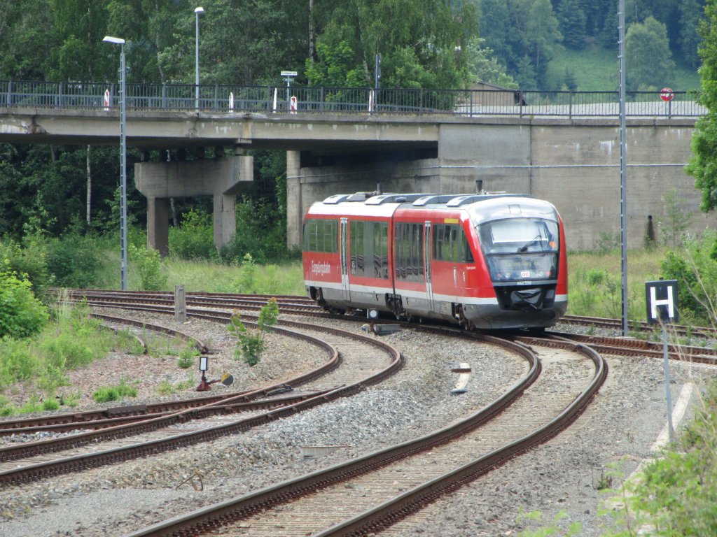25.6.2011 10:27 DB AG 642 556 als RB aus Zwickau (Sachsen) Hbf nach Karlovy Vary d.n. kurz nach der Ausfahrt aus dem Bahnhof Johanngeorgenstadt.