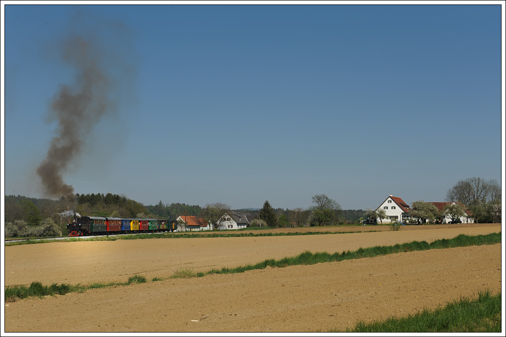 258.56 am 28.4.2012 mit dem Falscherlzug auf dem Weg von Preding nach Stainz, aufgenommen in Herbersdorf mit Blick auf die dortige hlmhle.