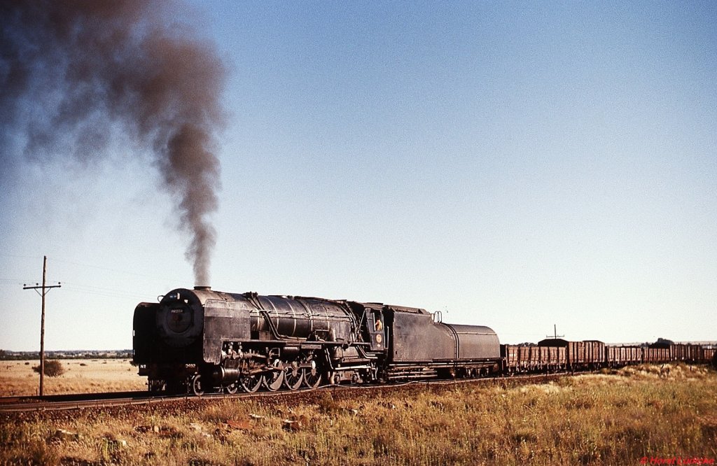 25NC 3492  Frieda  arbeitet sich im November 1976 die Steigung kurz hinter dem Bahnhof Modderriver in Richtung Kimberley hinauf