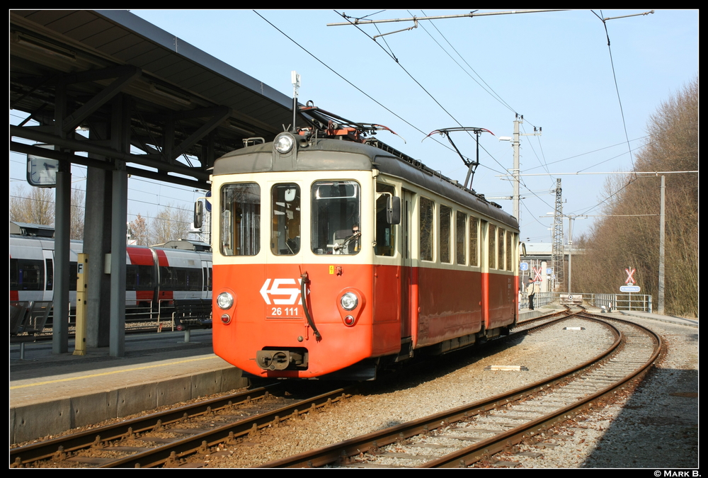 26 111 der S&H Attergaubahn im Endbahnhof Vcklamarkt wo man Bahnsteiggleich in die BB in richtung Attnang Puchheim bzw. Linz einsteigen kann. Aufgenommen am 05.03.11.