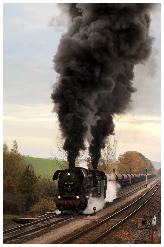 26 Waggons, 2100 Tonnen, die Kiste war im Endeffekt tatschlich so schwer, wie mir der Stellwerker in Immelborn besttig hat. Im Normalfall hat der Kieszug von Immelborn nach Eisenach (Dienstag und Samstag) immer 2500 Tonnen, aber das wre dann wahrscheinlich doch zu viel gewesen. Fulminante Ausfahrt am letzten Plandampftag im Werratal aus Marksuhl am 29.10.2011 mit 44 2546 als Vorspann und 44 1486 als Zuglok.  Gar nicht so einfach, in Marksuhl ein Bild ohne Leute zu machen, aber mit einem gewissen Schnitt geht es.