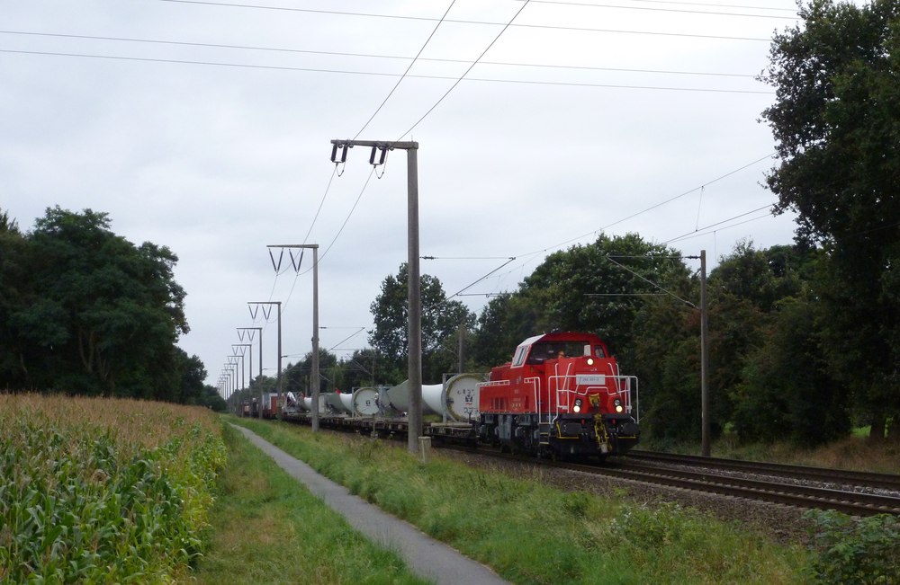 260 001-3 fuhr am 01.09.2012 mit dem Enercon-Zug aus dem Süden gen Norden, hier in Eisinghausen.